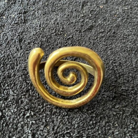 set of 4 unique shaped brass napkin rings - Picture 5 of 7